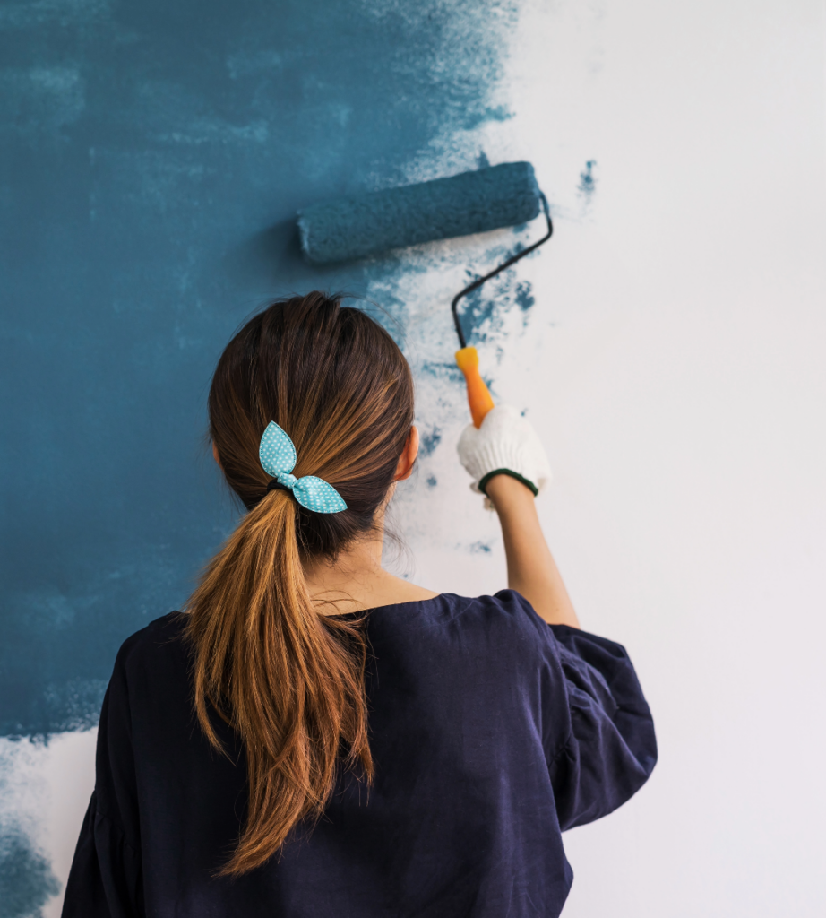 stucwerk schilderen met donkerblauwe verf